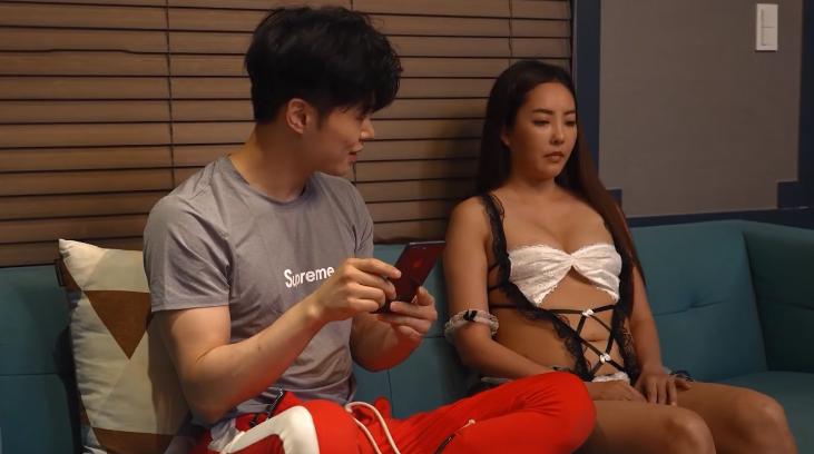 sex mẹ việt Người phụ nữ trong bộ đồ bó sát gợi cảm